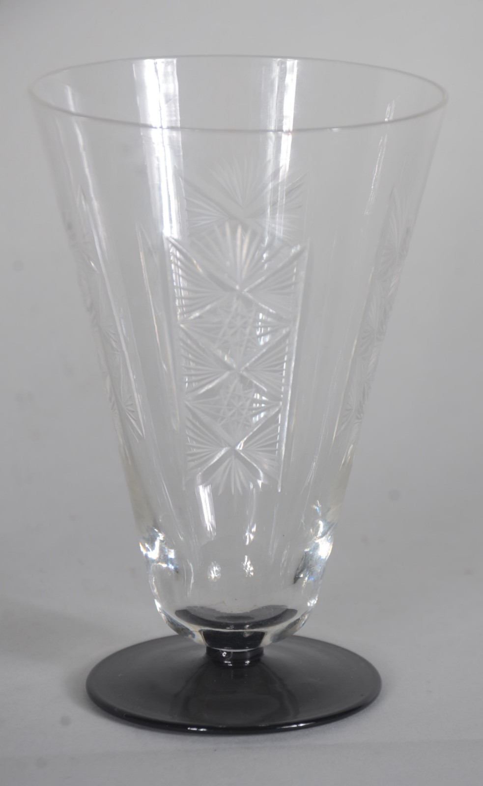 Conjunto de jarra e 6 copos de cristal tcheco lapidado, bases pretas... - foto 4 de 8