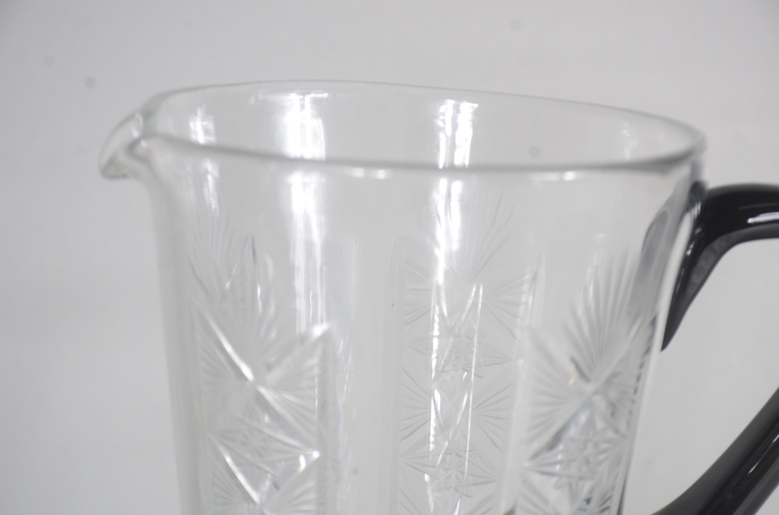 Conjunto de jarra e 6 copos de cristal tcheco lapidado, bases pretas... - foto 5 de 8