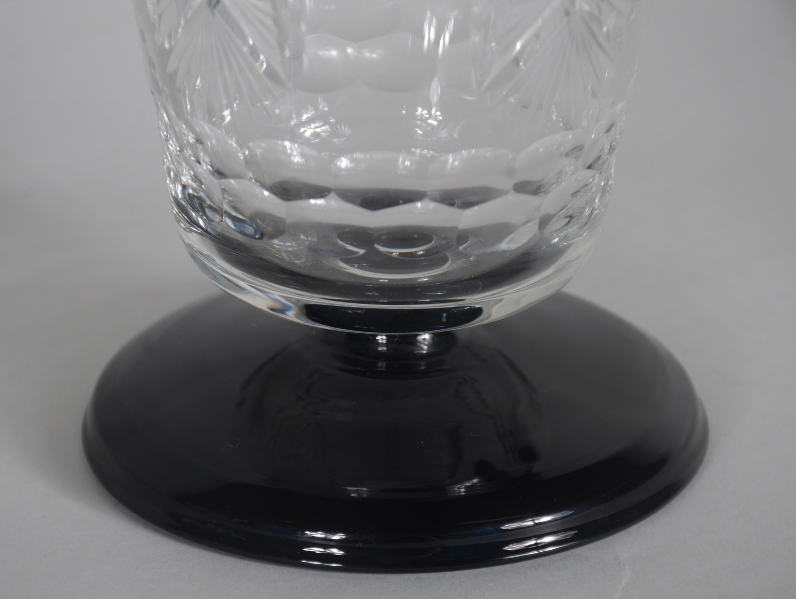 Conjunto de jarra e 6 copos de cristal tcheco lapidado, bases pretas... - foto 6 de 8