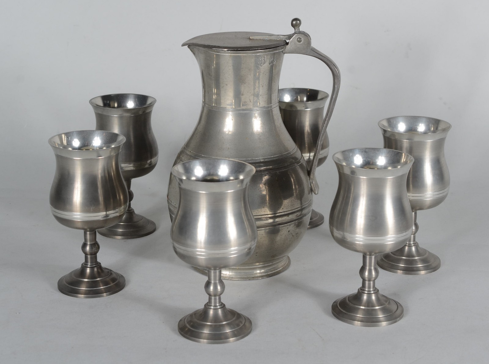 Conjunto para vinho com jarra e 6 cálices de estanho. - foto 1 de 10