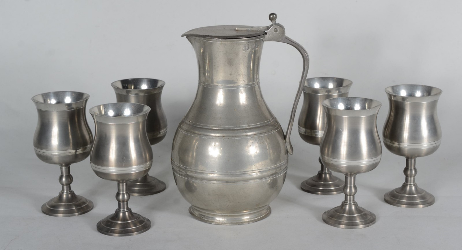 Conjunto para vinho com jarra e 6 cálices de estanho. - foto 2 de 10