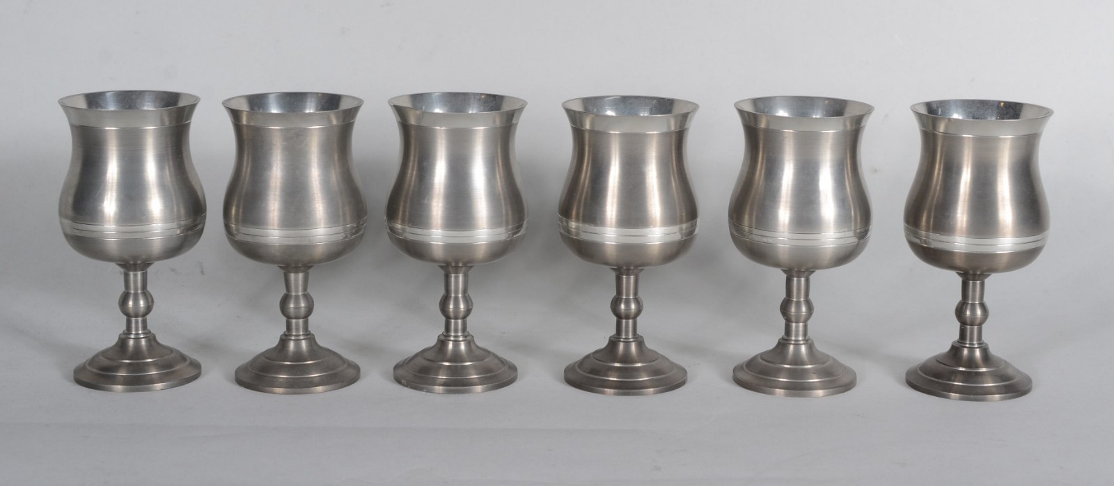 Conjunto para vinho com jarra e 6 cálices de estanho. - foto 3 de 10