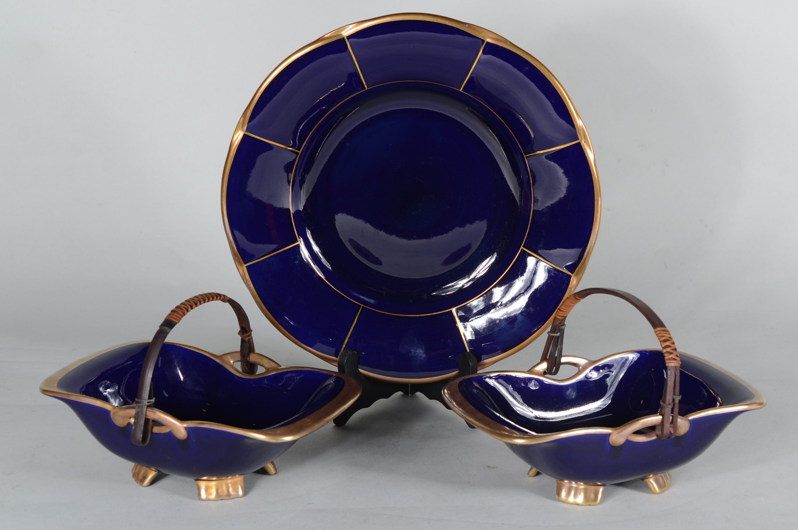 Três peças de porcelana azul cobalto com frisos dourados, sendo... - foto 1 de 8