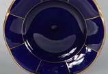 Três peças de porcelana azul cobalto com frisos... - Três peças de porcelana azul cobalto com frisos dourados, sendo: prato e par de cestas.