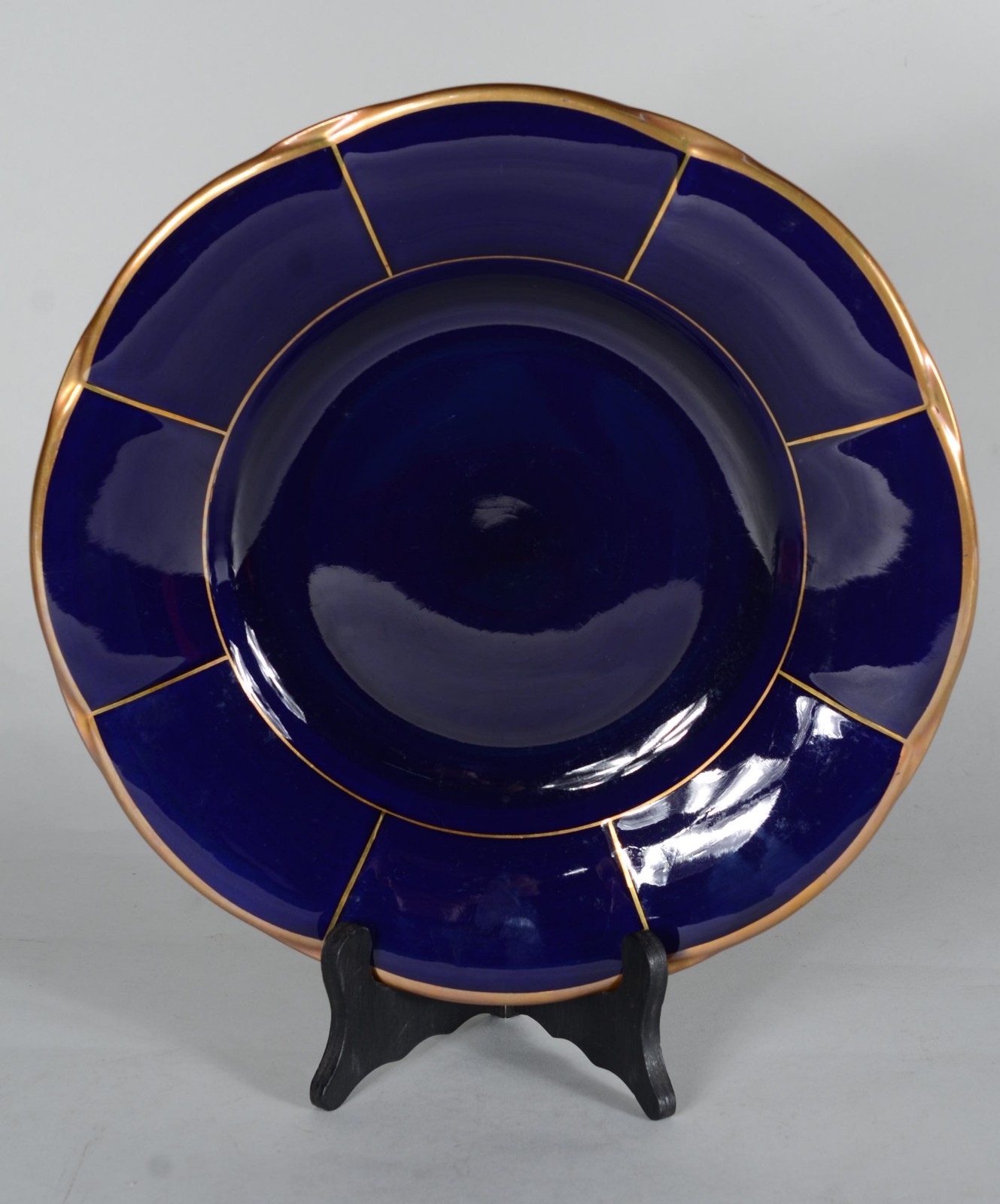 Três peças de porcelana azul cobalto com frisos dourados, sendo... - foto 2 de 8