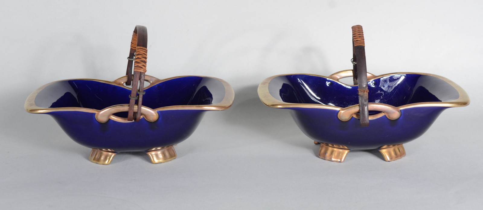 Três peças de porcelana azul cobalto com frisos dourados, sendo... - foto 4 de 8