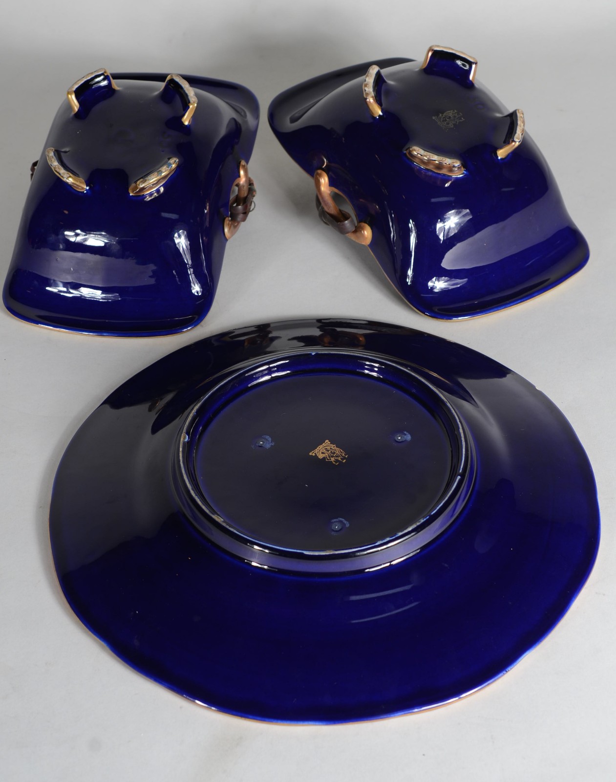 Três peças de porcelana azul cobalto com frisos dourados, sendo... - foto 5 de 8