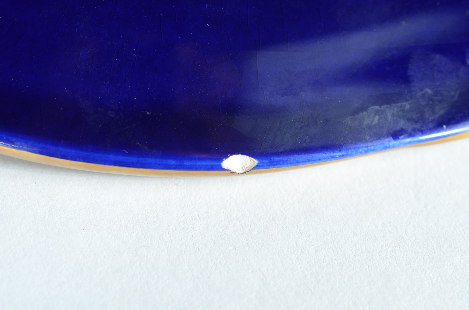Três peças de porcelana azul cobalto com frisos dourados, sendo... - foto 8 de 8