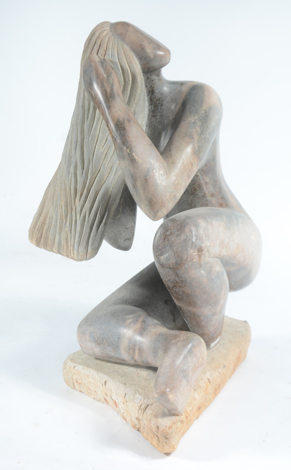 Escultura de mármore representando figura feminina. - foto 2 de 8