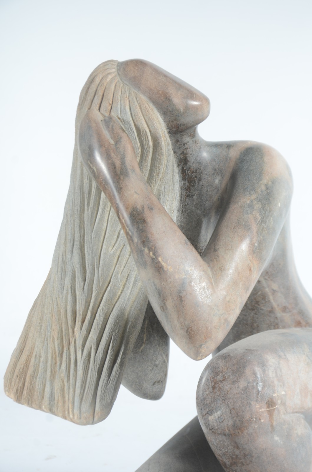 Escultura de mármore representando figura feminina. - foto 3 de 8