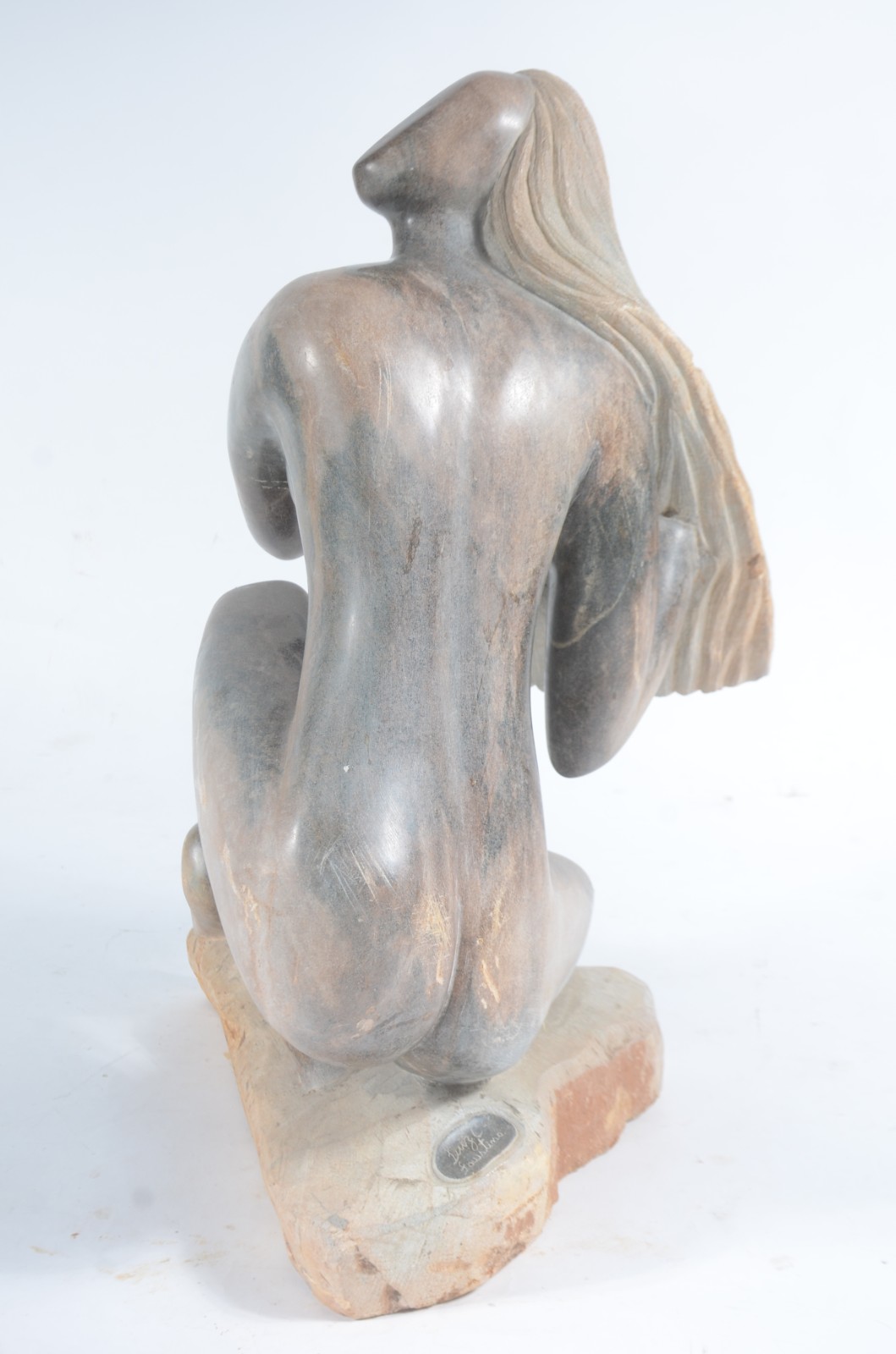 Escultura de mármore representando figura feminina. - foto 4 de 8