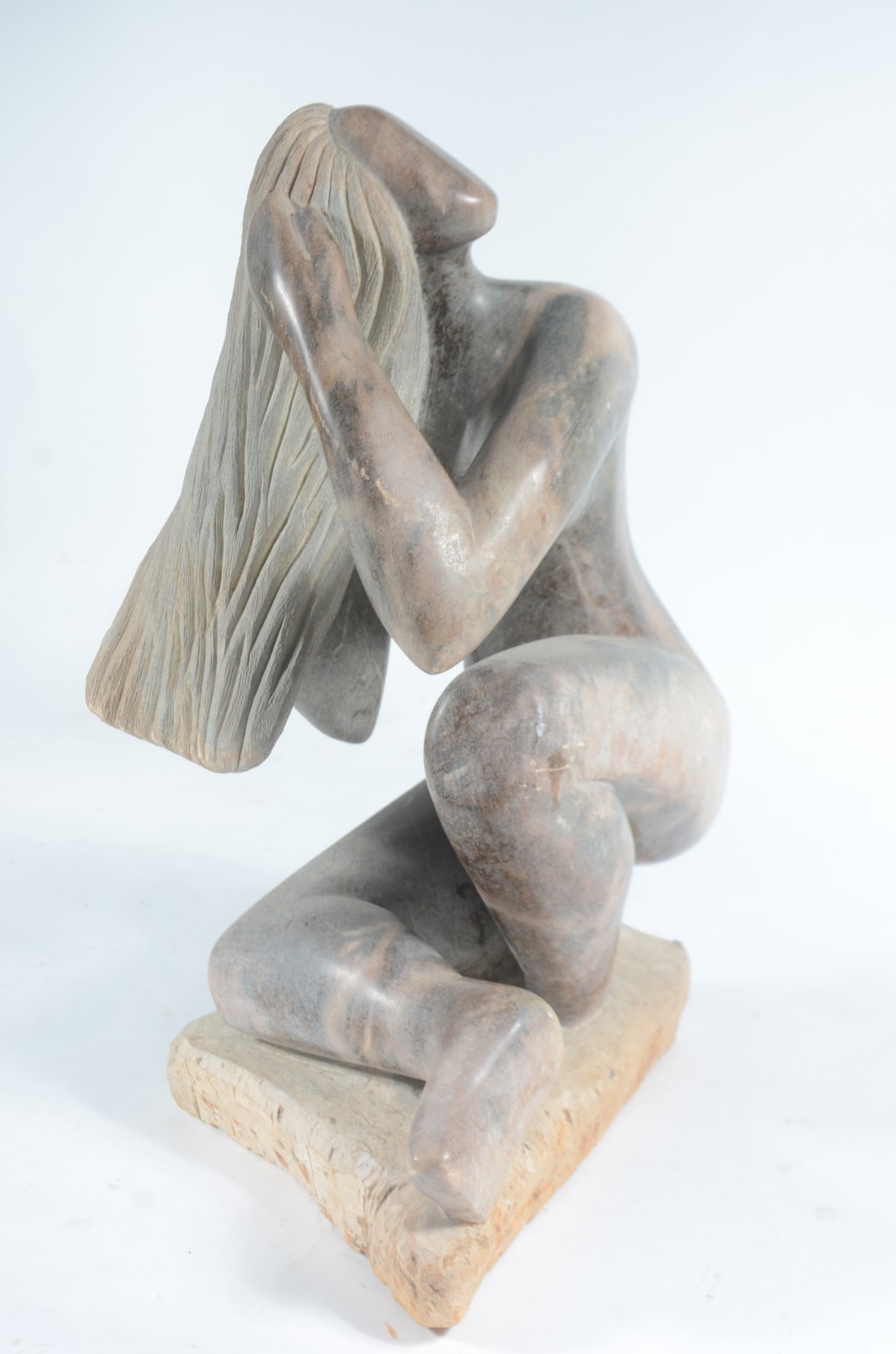 Escultura de mármore representando figura feminina. - foto 1 de 8