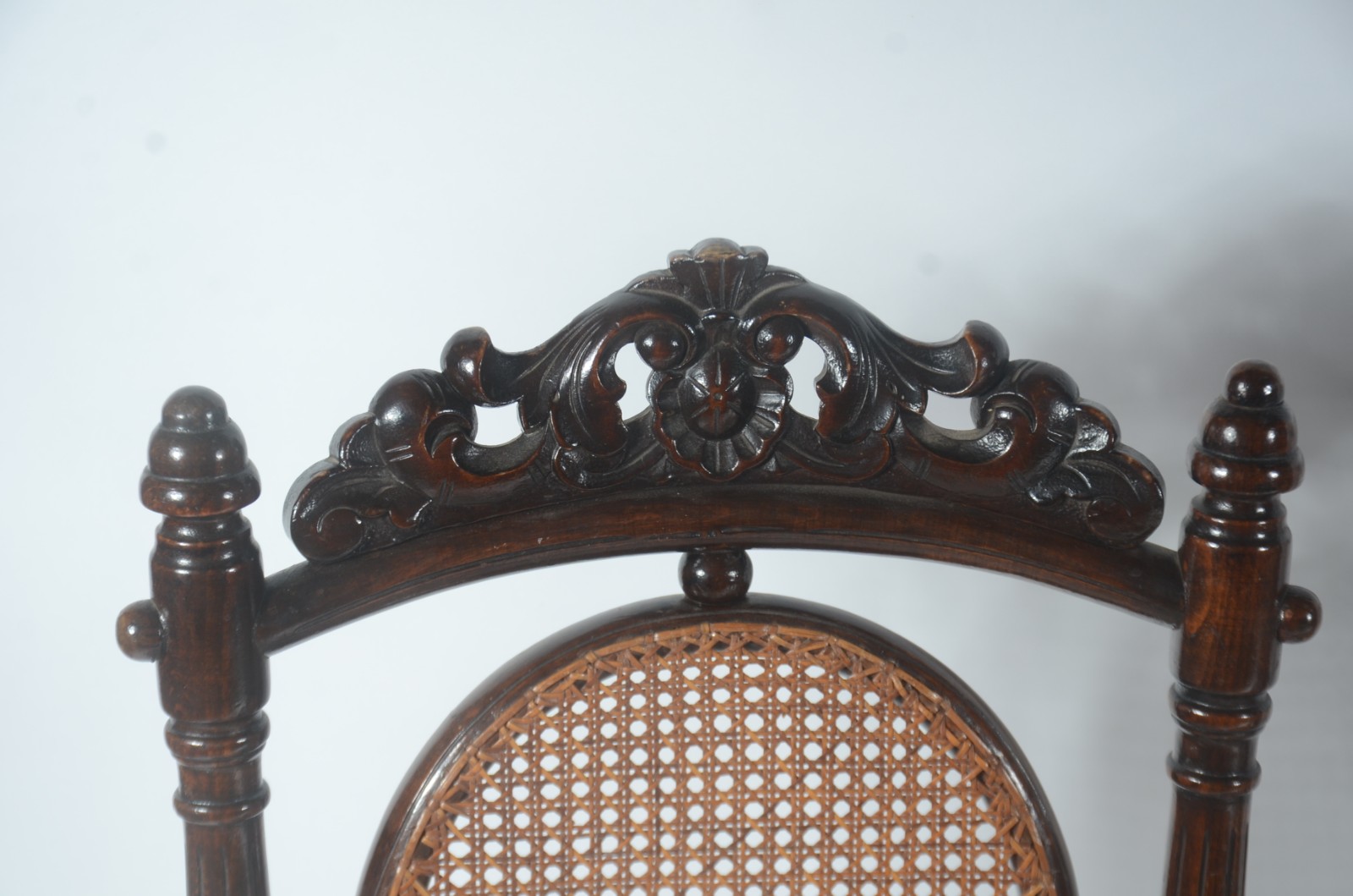 Conjunto com 4 cadeiras de madeira nobre, assento em palhinha, sendo... - foto 5 de 6