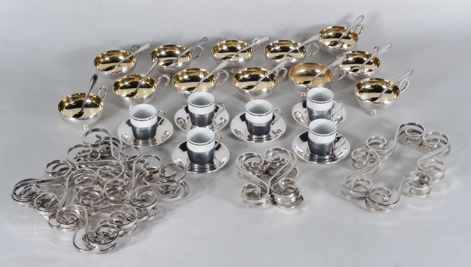 Diversas peças de metal prateado, sendo: 12 taças para sorvete com... - foto 1 de 11