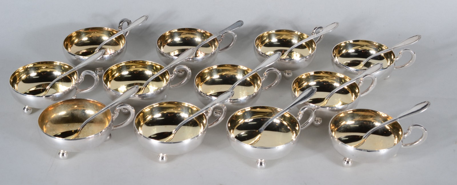Diversas peças de metal prateado, sendo: 12 taças para sorvete com... - foto 2 de 11