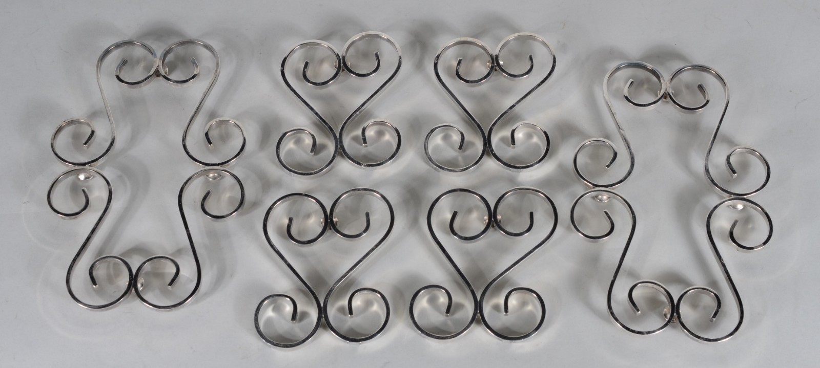 Diversas peças de metal prateado, sendo: 12 taças para sorvete com... - foto 11 de 11