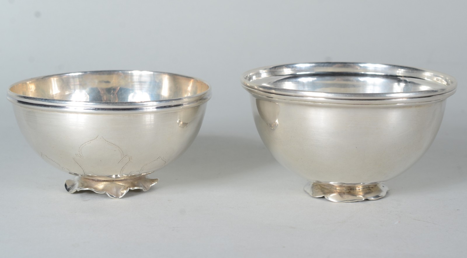 Dois bowls de prata contrastada, base na forma de flor. Peso da... - foto 1 de 7