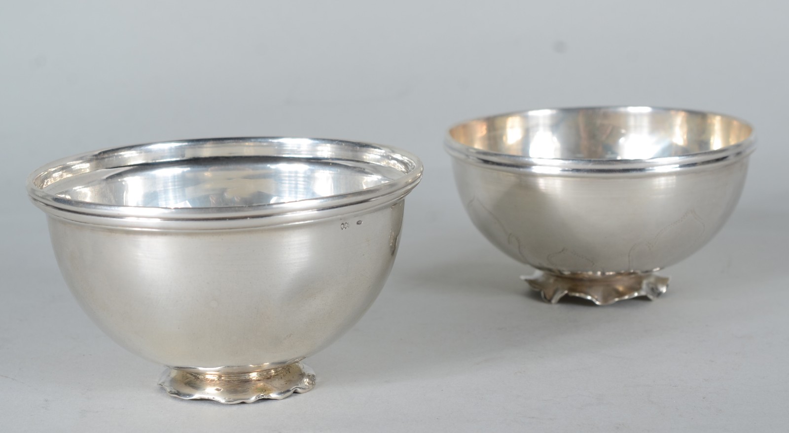 Dois bowls de prata contrastada, base na forma de flor. Peso da... - foto 2 de 7