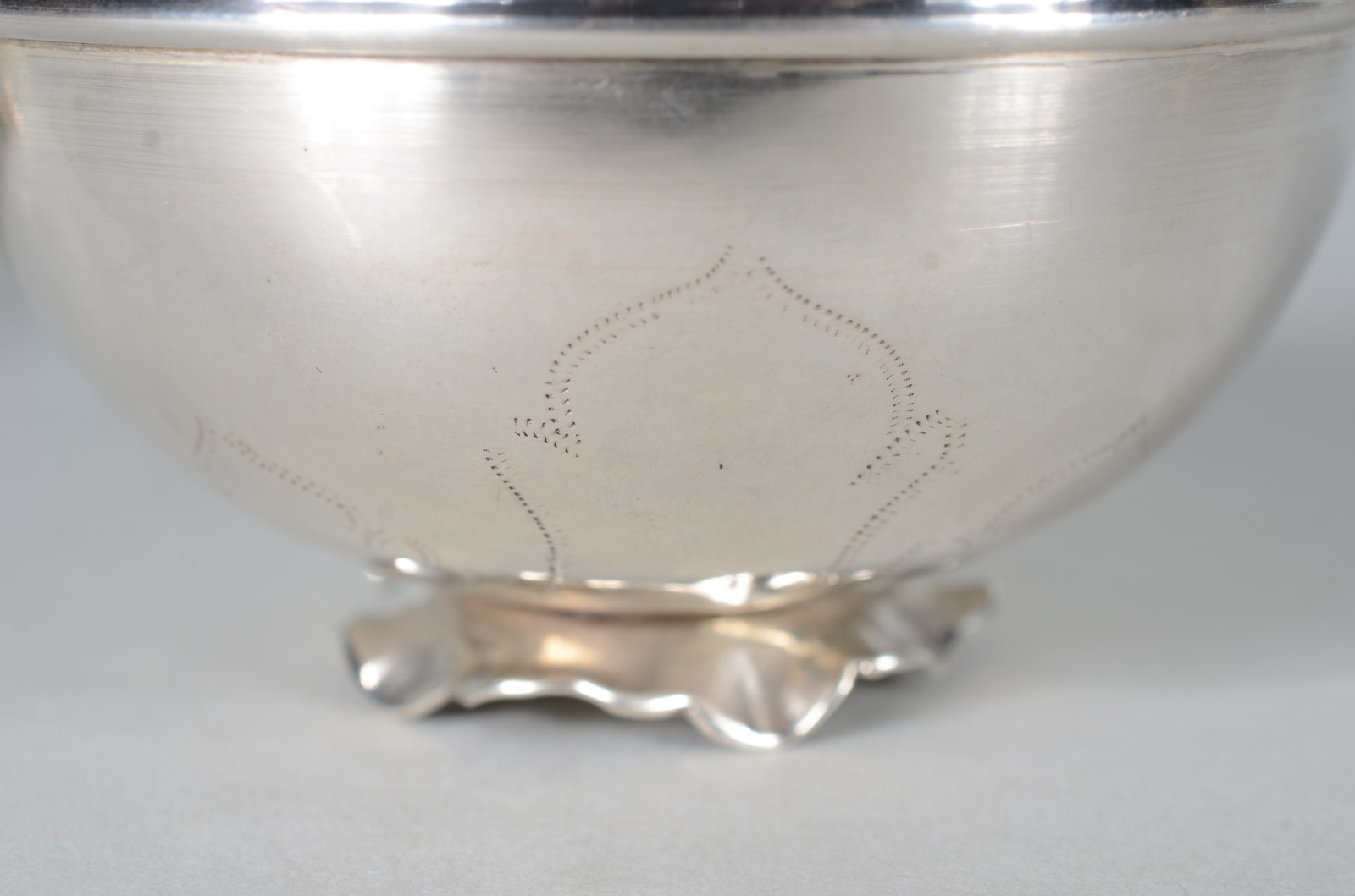 Dois bowls de prata contrastada, base na forma de flor. Peso da... - foto 3 de 7