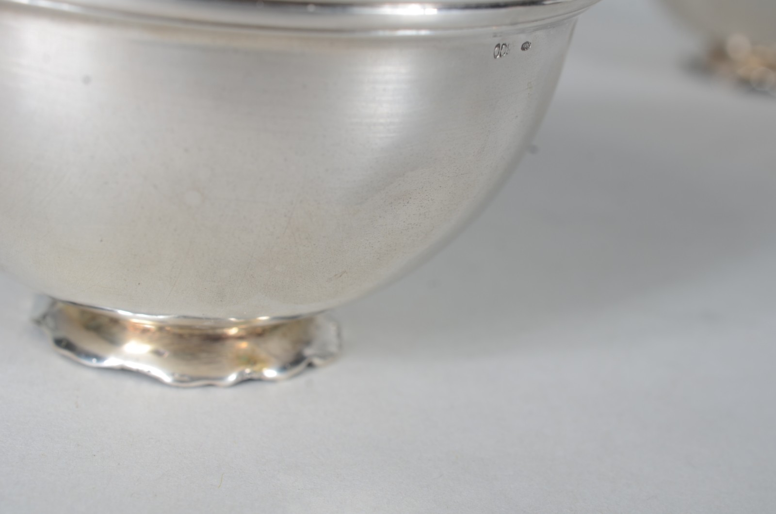 Dois bowls de prata contrastada, base na forma de flor. Peso da... - foto 4 de 7