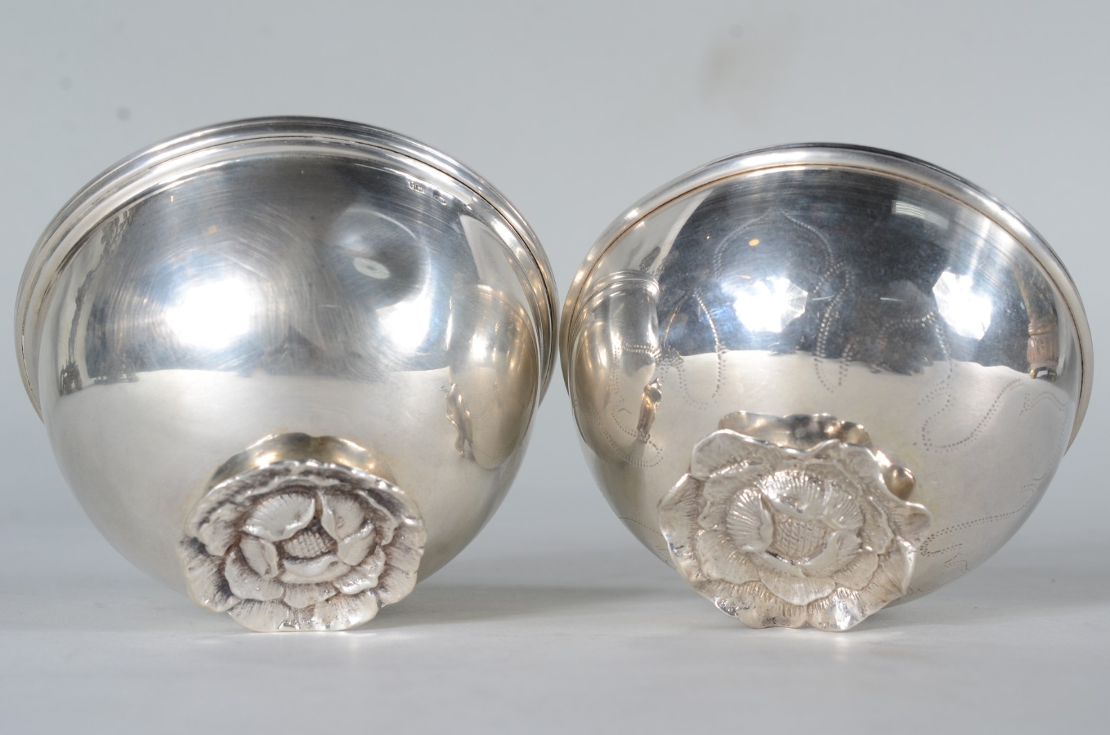 Dois bowls de prata contrastada, base na forma de flor. Peso da... - foto 5 de 7