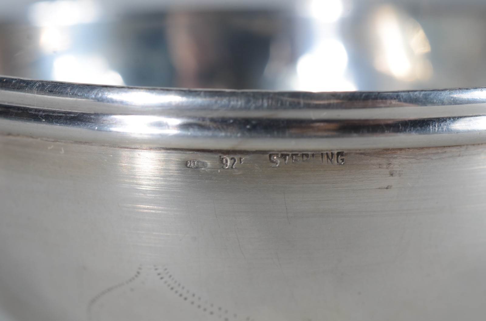 Dois bowls de prata contrastada, base na forma de flor. Peso da... - foto 7 de 7
