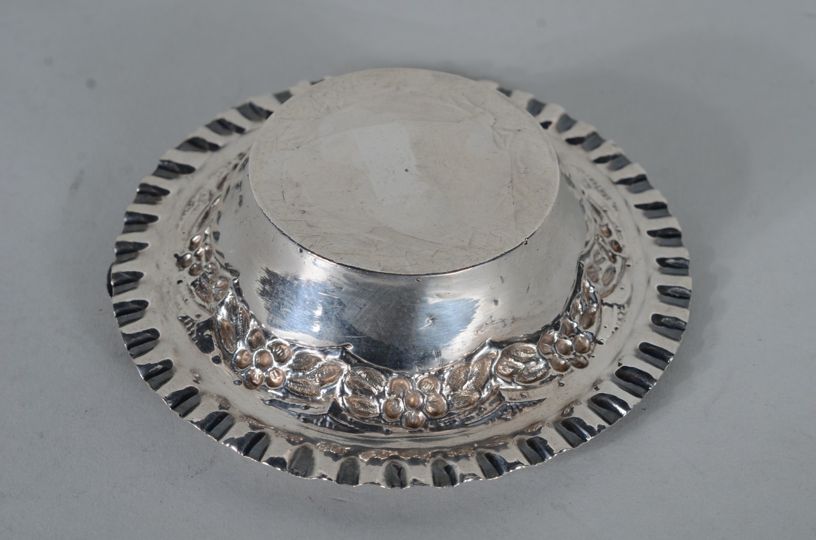 Cinzeiro em prata brasileira apresentando punção ilegível e marca de... - foto 7 de 7