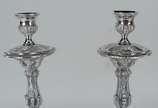 Par de tocheiros de banqueta em prata brasileir... - Par de tocheiros de banqueta em prata brasileira, sem punções aparentes. Época indeterminada. Peso da prata: 1910 g. (Por motivos de segurança a...