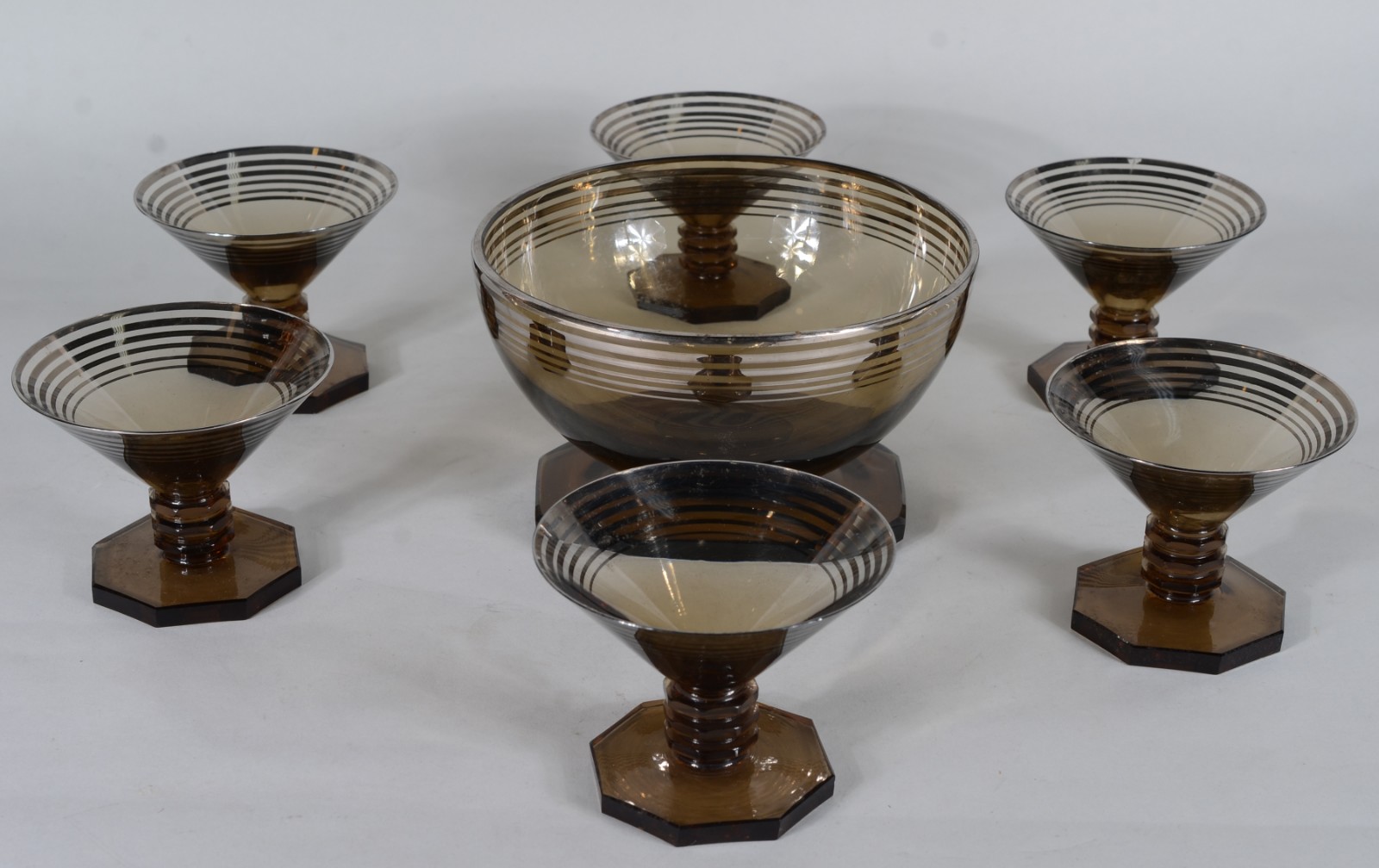 Conjunto Art Deco de saladeira com 6 taças de cristal fumê com frisos... - foto 1 de 6