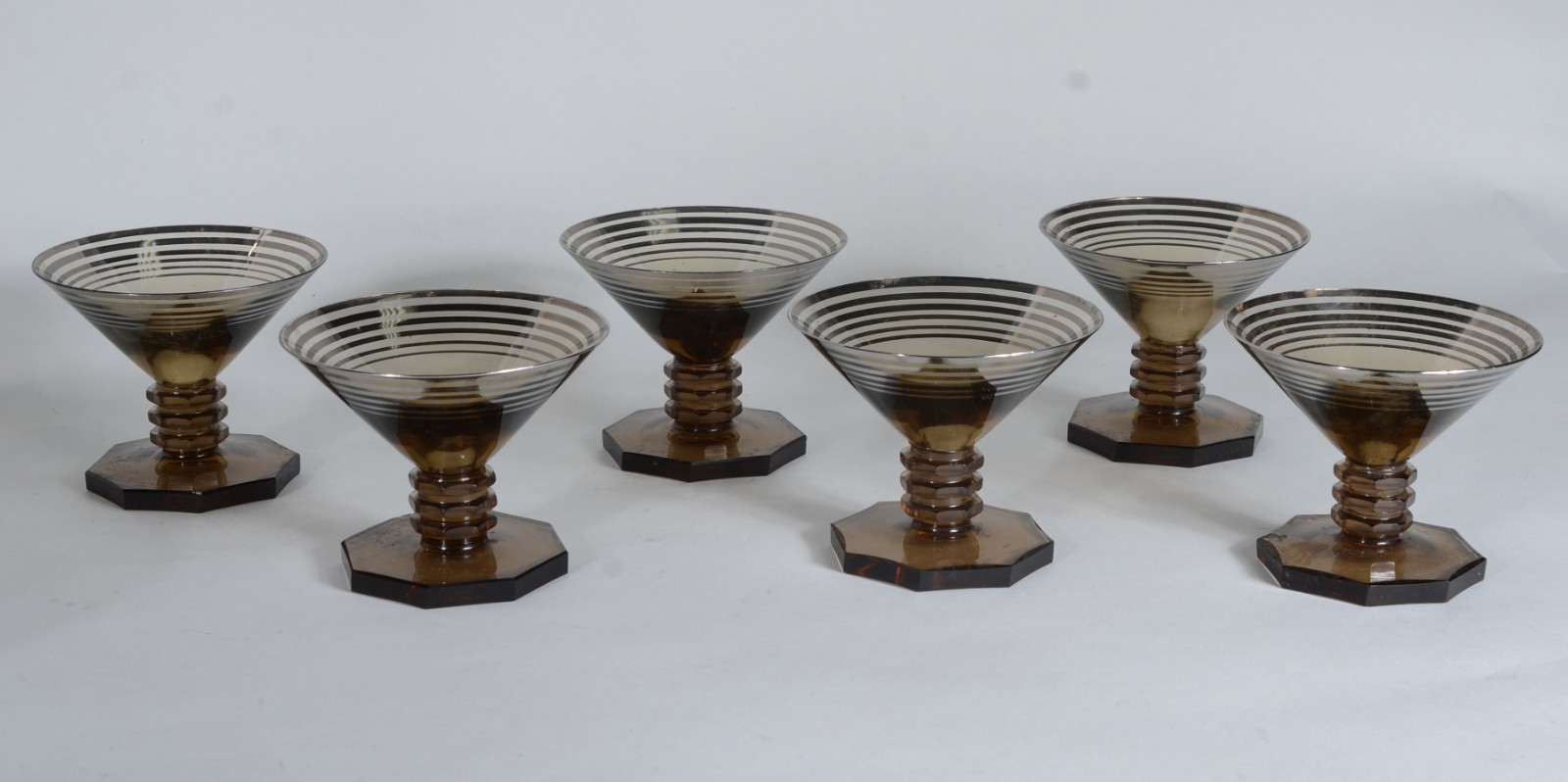 Conjunto Art Deco de saladeira com 6 taças de cristal fumê com frisos... - foto 2 de 6