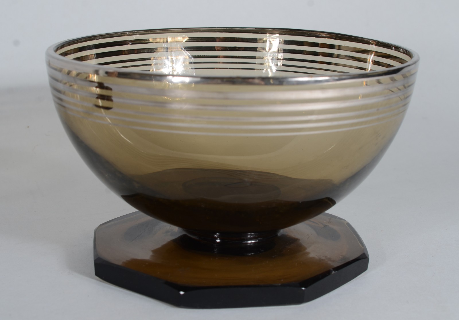 Conjunto Art Deco de saladeira com 6 taças de cristal fumê com frisos... - foto 3 de 6