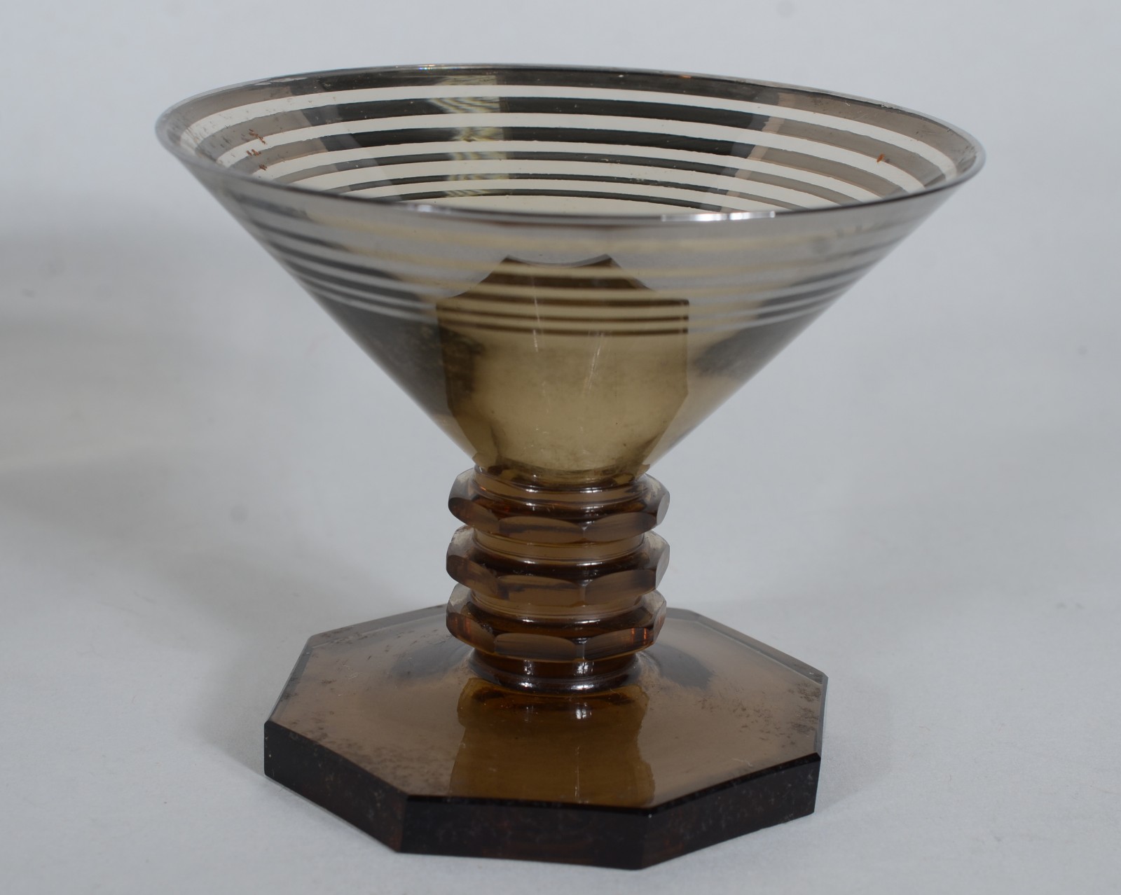 Conjunto Art Deco de saladeira com 6 taças de cristal fumê com frisos... - foto 4 de 6