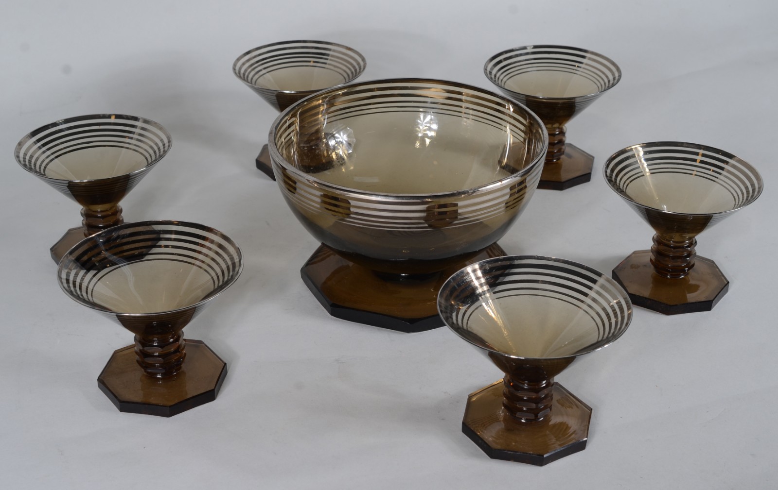 Conjunto Art Deco de saladeira com 6 taças de cristal fumê com frisos... - foto 5 de 6
