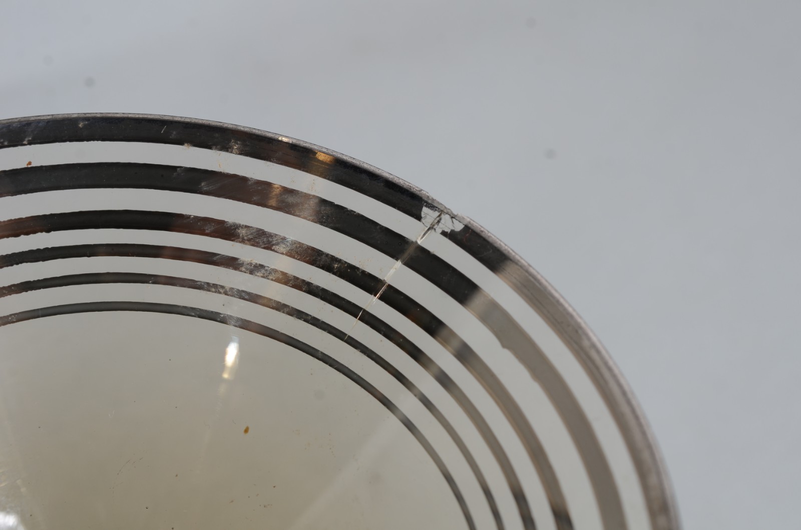 Conjunto Art Deco de saladeira com 6 taças de cristal fumê com frisos... - foto 6 de 6