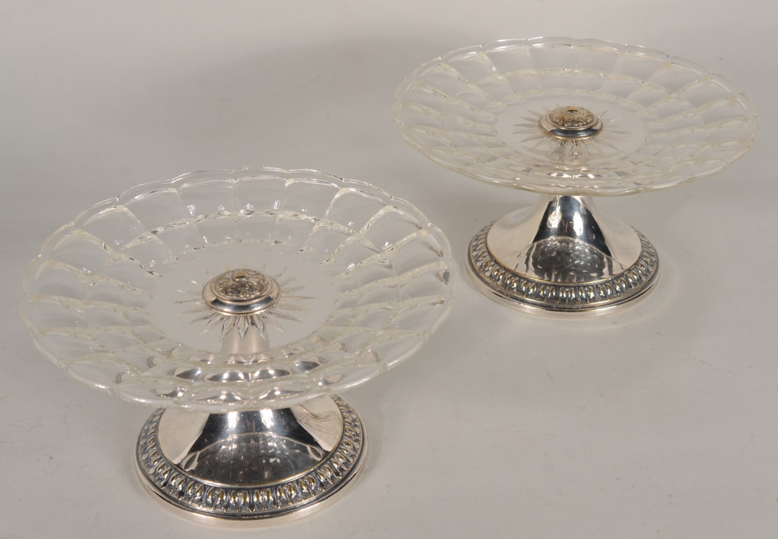 Par de fruteiras com bases de metal e pratos de cristal lapidado em... - foto 1 de 7