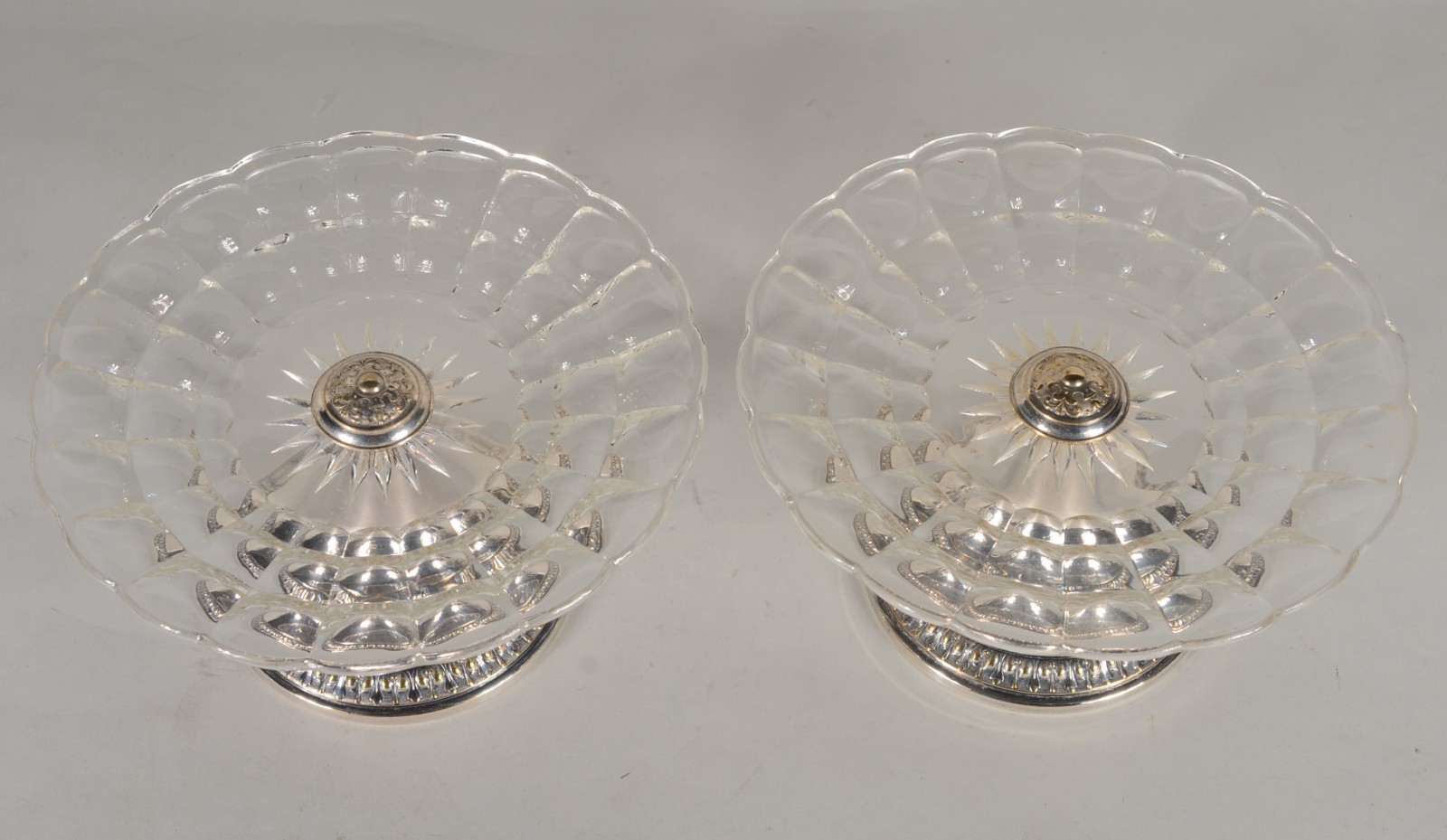 Par de fruteiras com bases de metal e pratos de cristal lapidado em... - foto 2 de 7