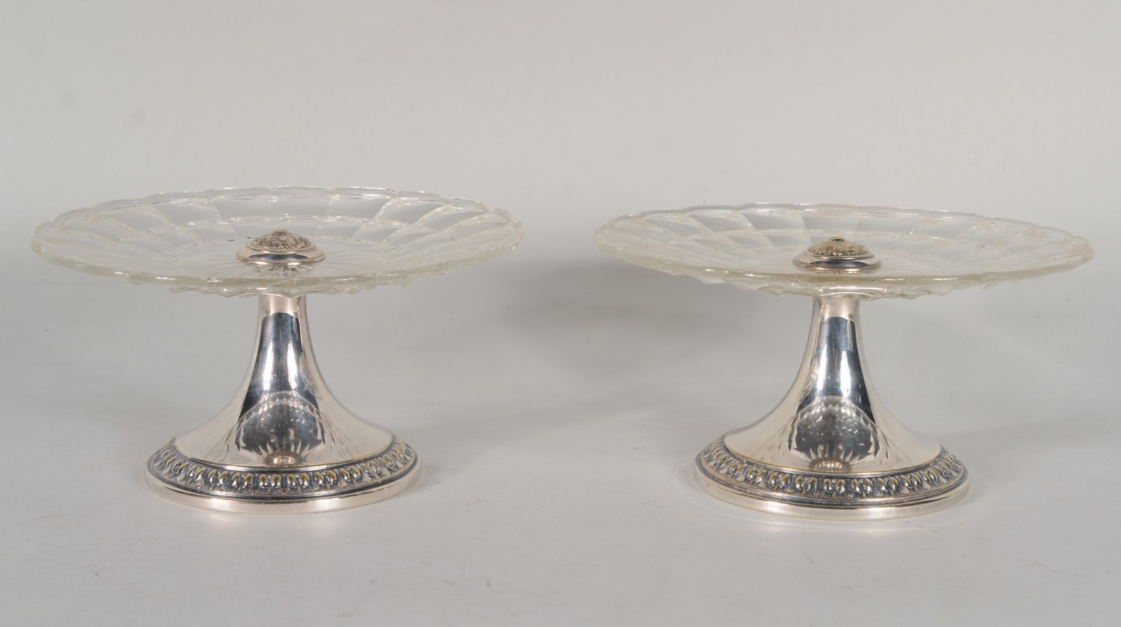 Par de fruteiras com bases de metal e pratos de cristal lapidado em... - foto 3 de 7