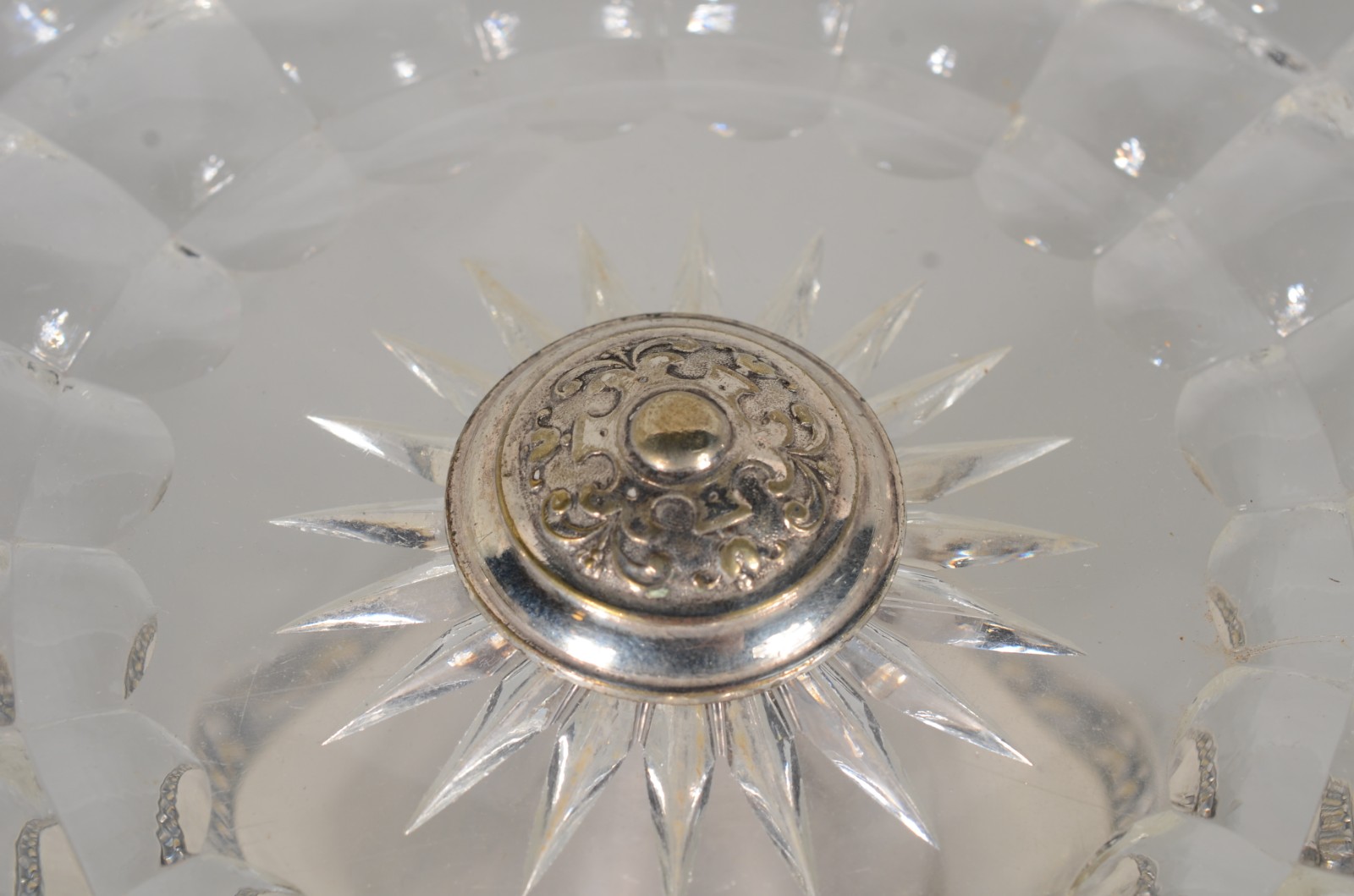 Par de fruteiras com bases de metal e pratos de cristal lapidado em... - foto 4 de 7