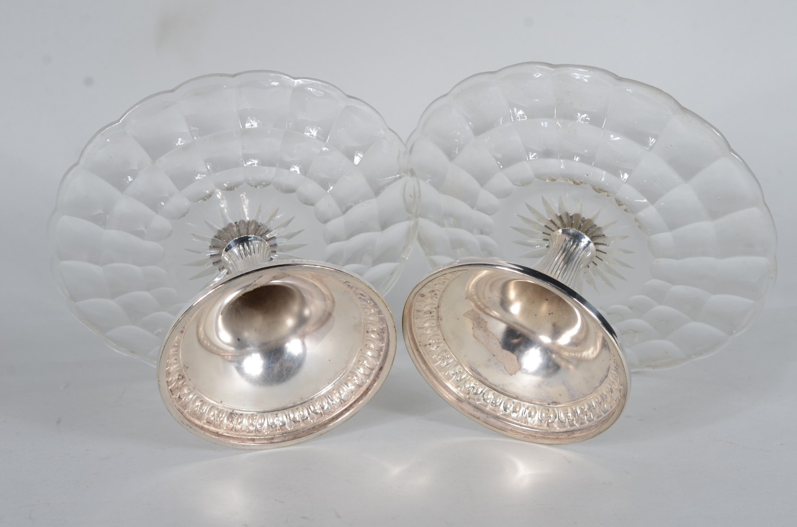 Par de fruteiras com bases de metal e pratos de cristal lapidado em... - foto 6 de 7