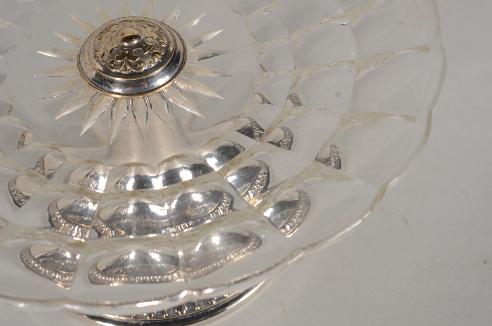 Par de fruteiras com bases de metal e pratos de cristal lapidado em... - foto 7 de 7