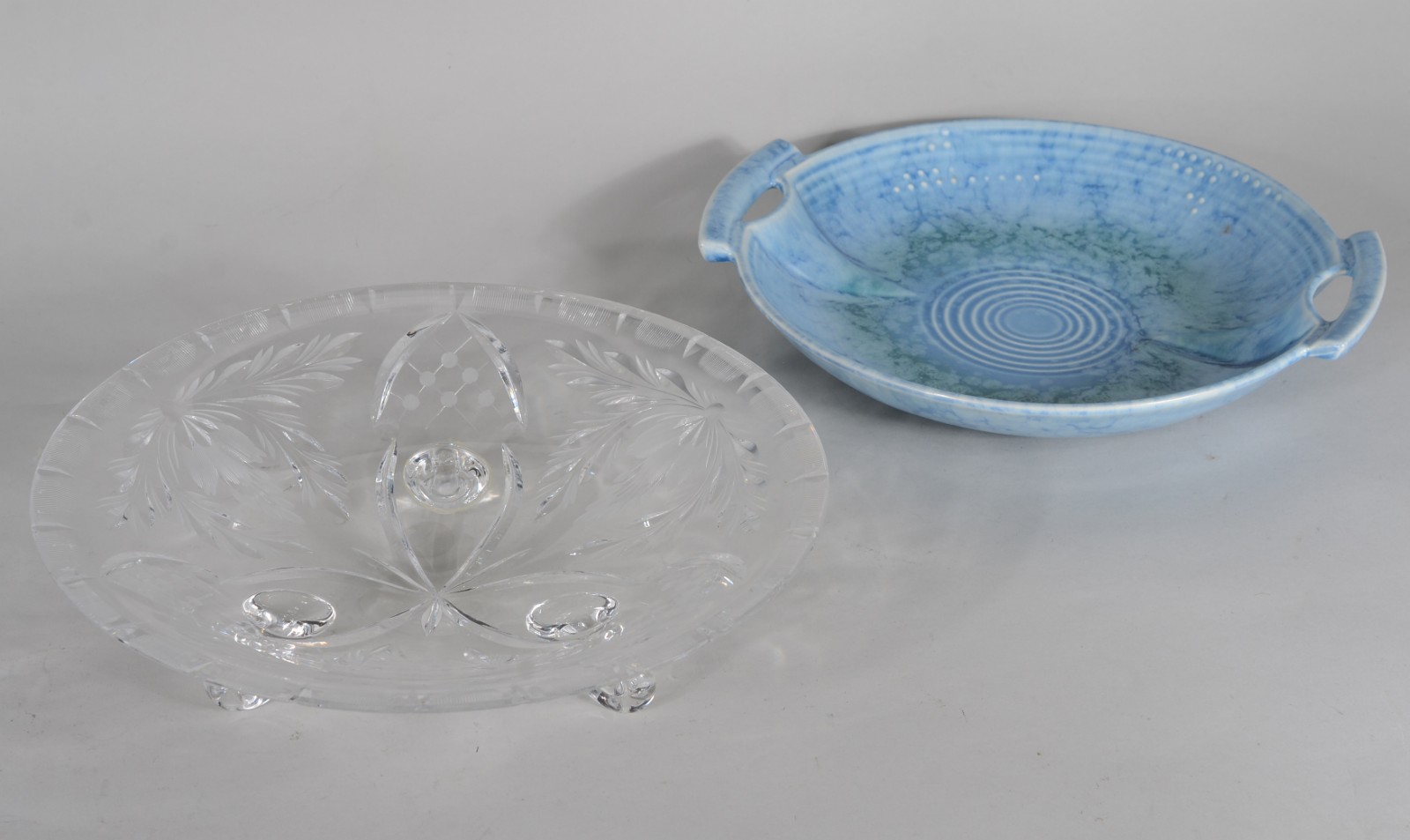 Duas fruteiras, sendo uma de porcelana inglesa azul e outrade cristal... - foto 1 de 11
