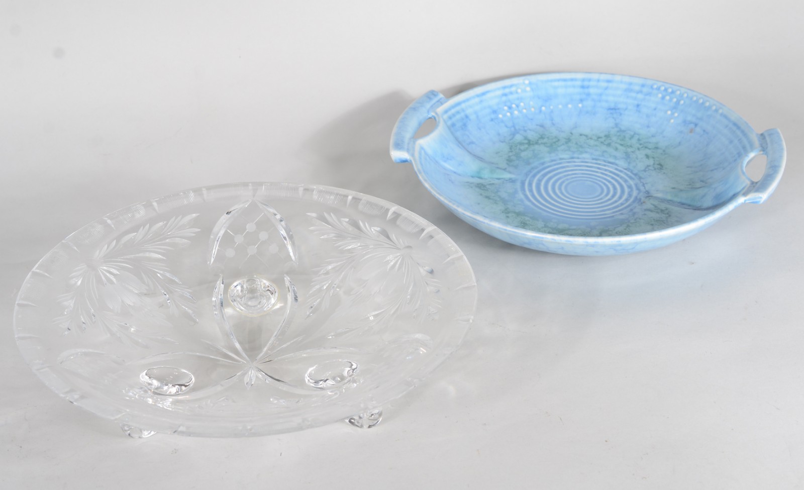 Duas fruteiras, sendo uma de porcelana inglesa azul e outrade cristal... - foto 2 de 11