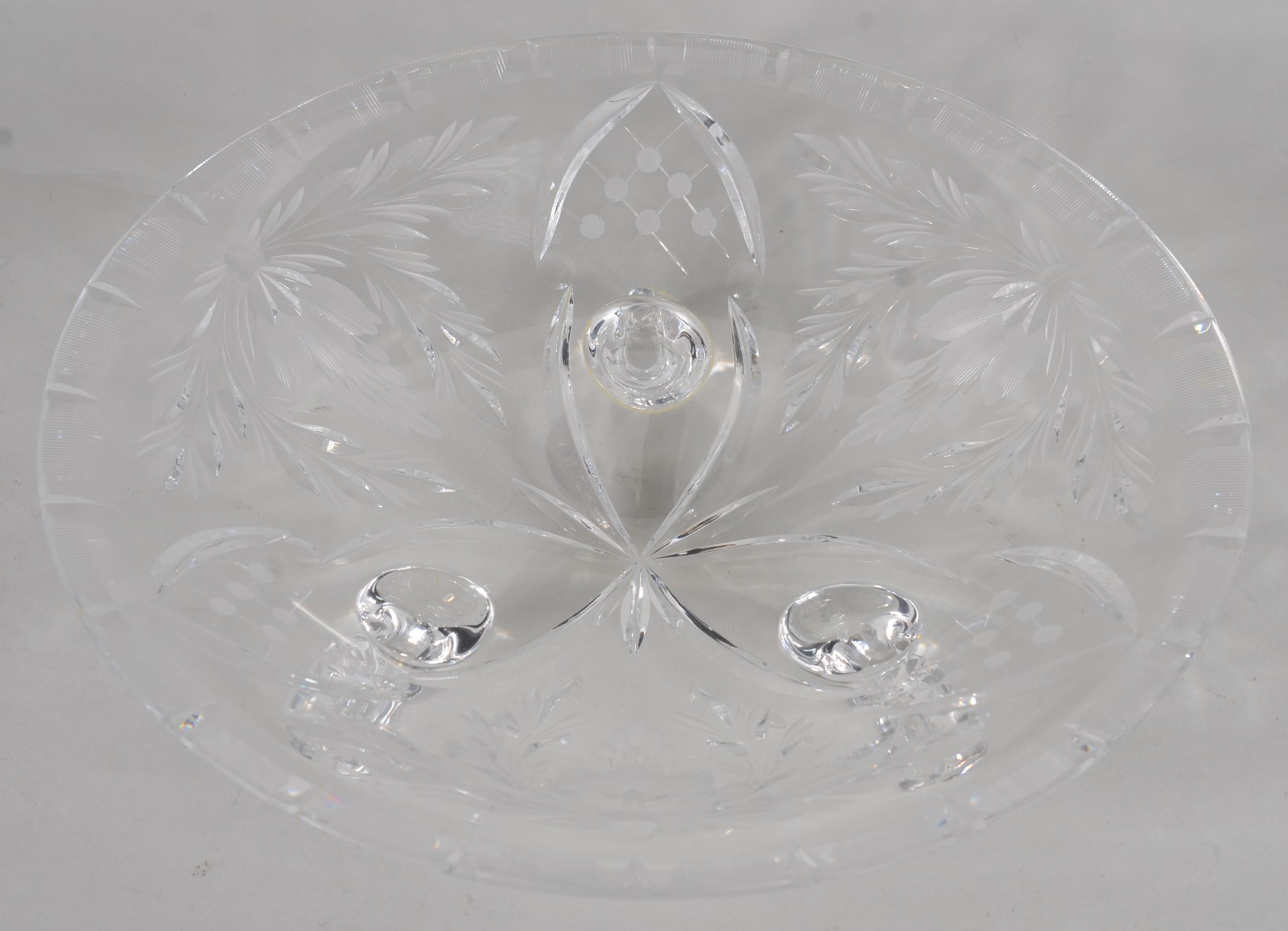 Duas fruteiras, sendo uma de porcelana inglesa azul e outrade cristal... - foto 3 de 11
