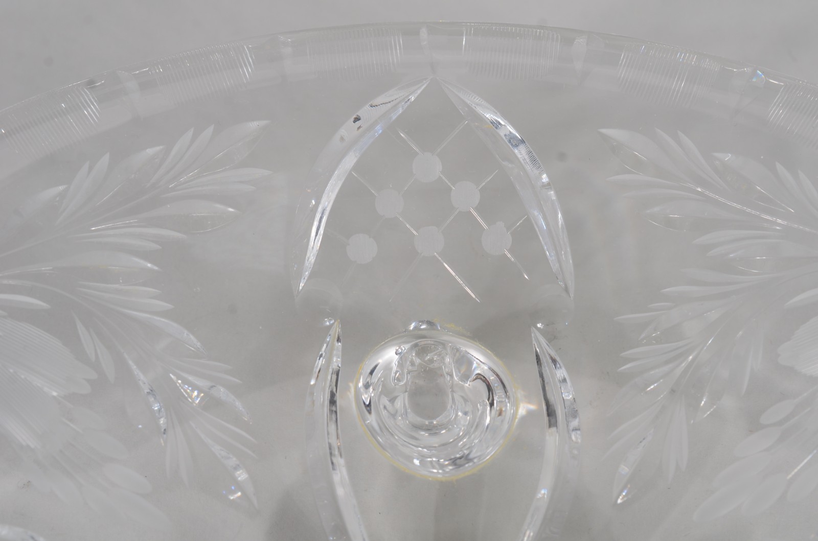 Duas fruteiras, sendo uma de porcelana inglesa azul e outrade cristal... - foto 4 de 11