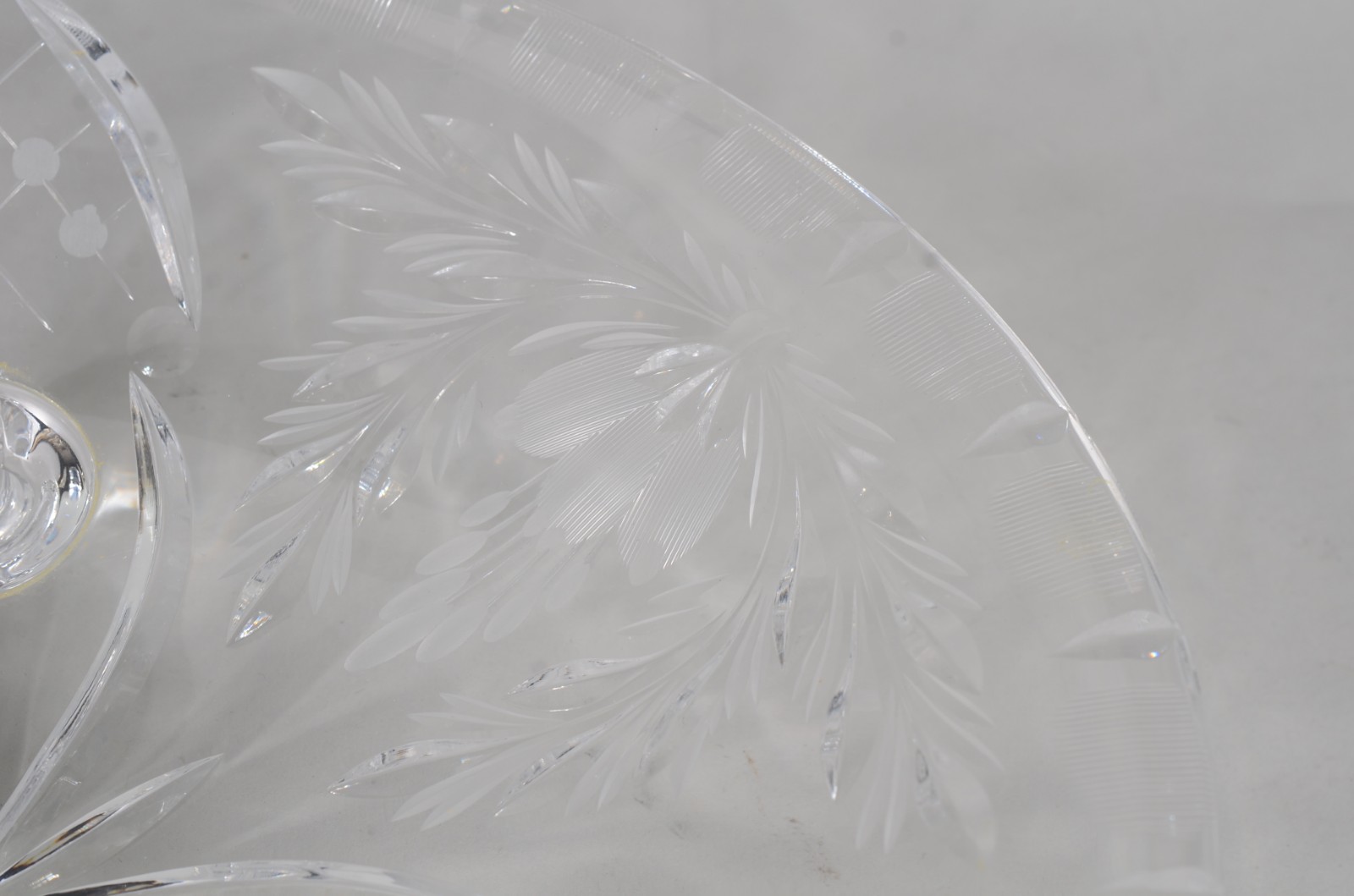Duas fruteiras, sendo uma de porcelana inglesa azul e outrade cristal... - foto 5 de 11