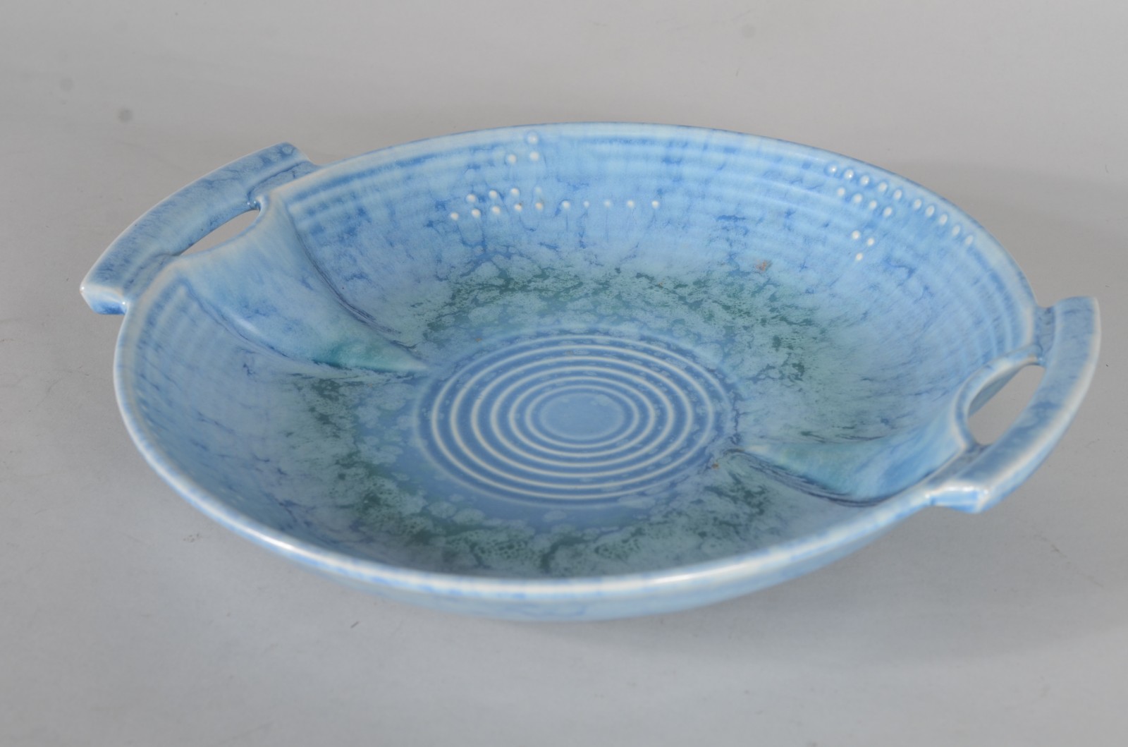 Duas fruteiras, sendo uma de porcelana inglesa azul e outrade cristal... - foto 10 de 11