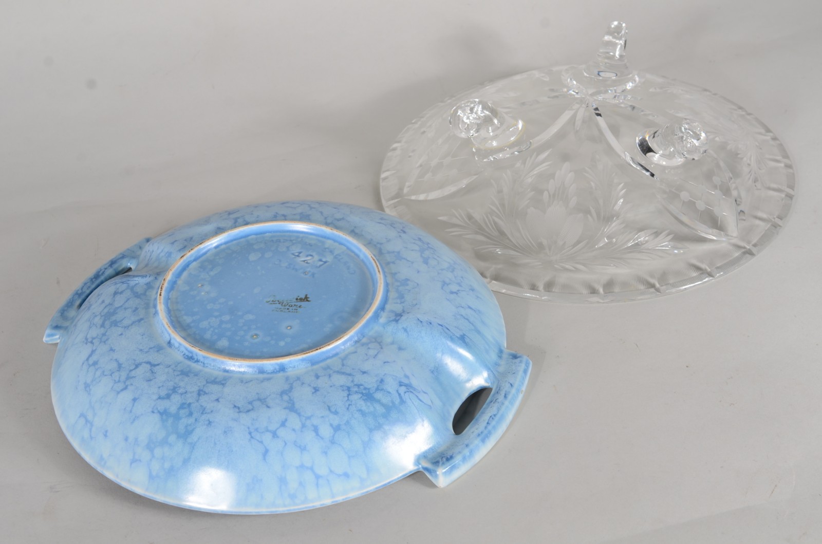 Duas fruteiras, sendo uma de porcelana inglesa azul e outrade cristal... - foto 11 de 11