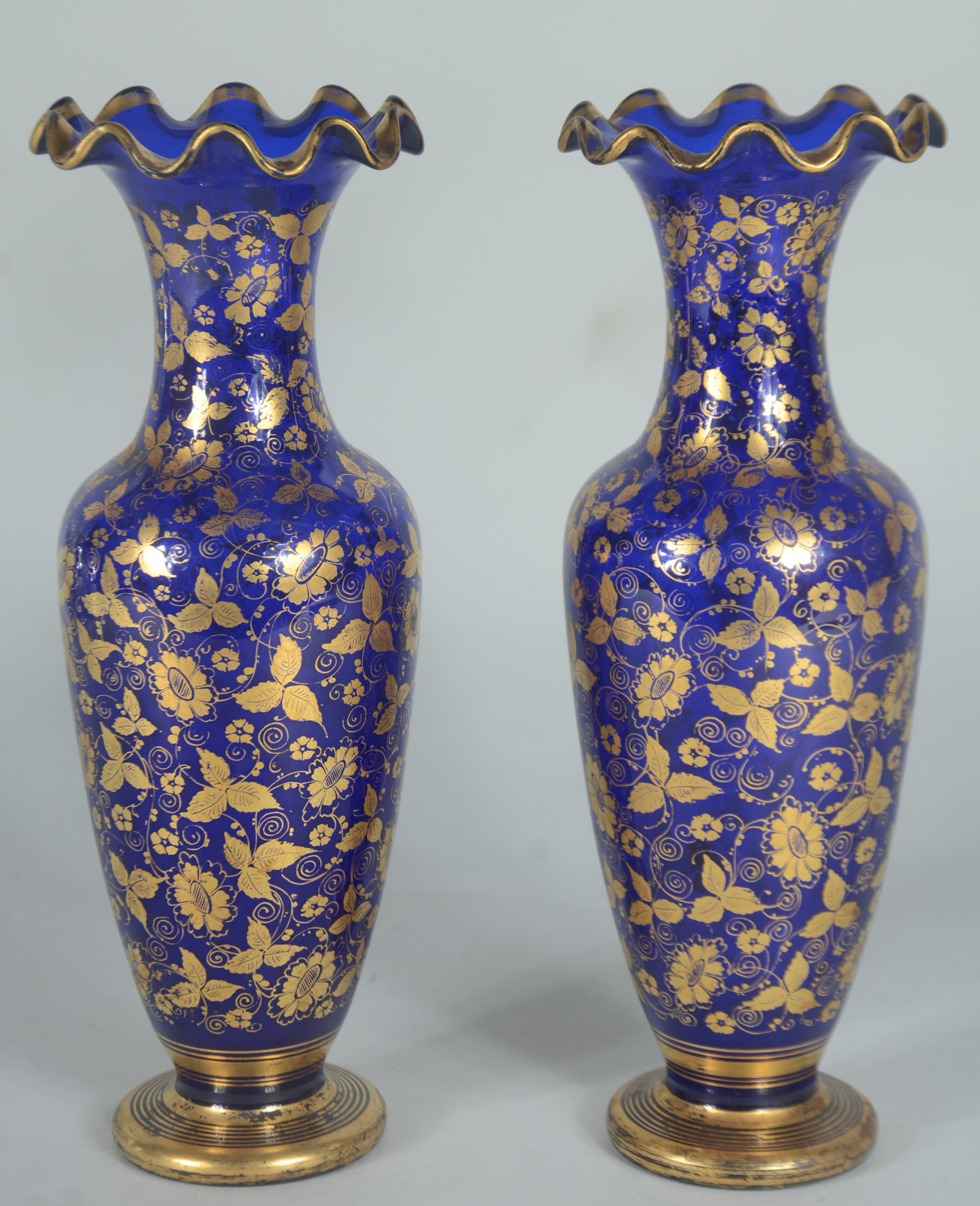 Par de vasos de cristal azul cobalto com flores e frisos dourados... - foto 1 de 7