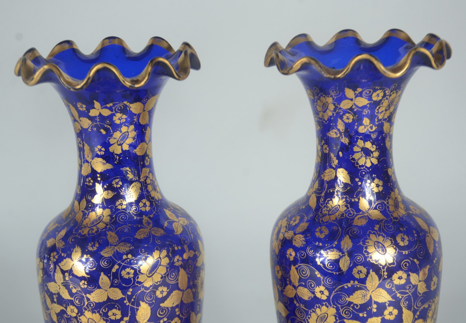 Par de vasos de cristal azul cobalto com flores e frisos dourados... - foto 2 de 7