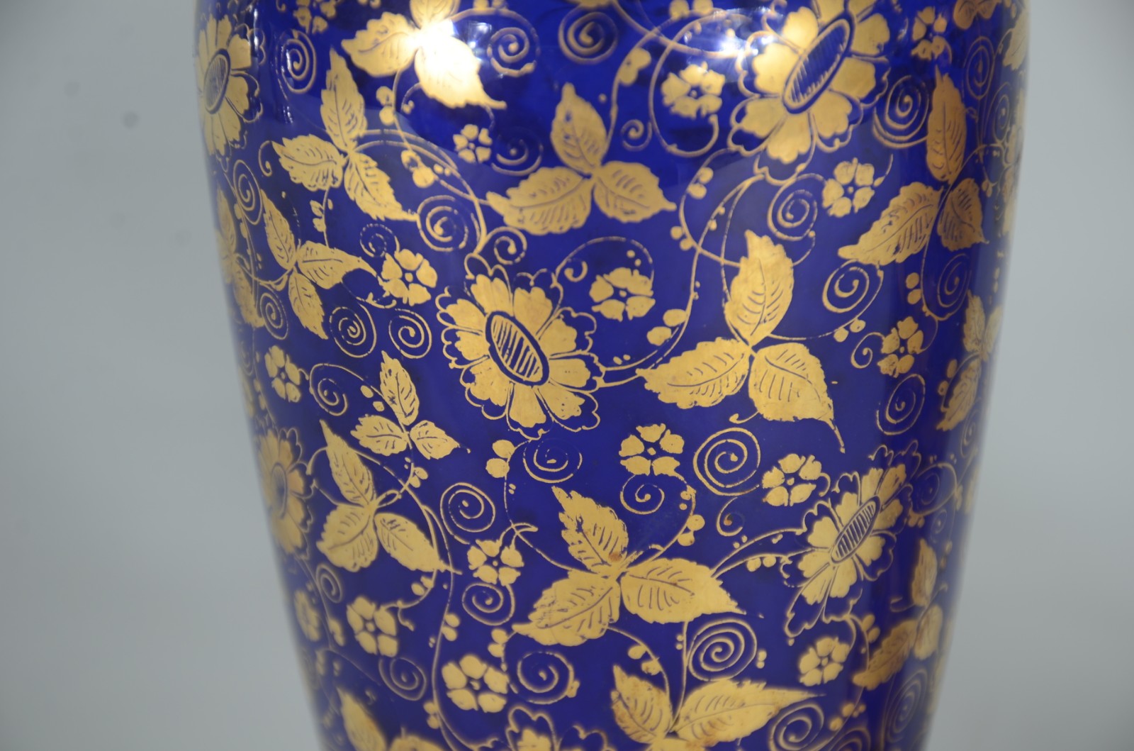 Par de vasos de cristal azul cobalto com flores e frisos dourados... - foto 3 de 7